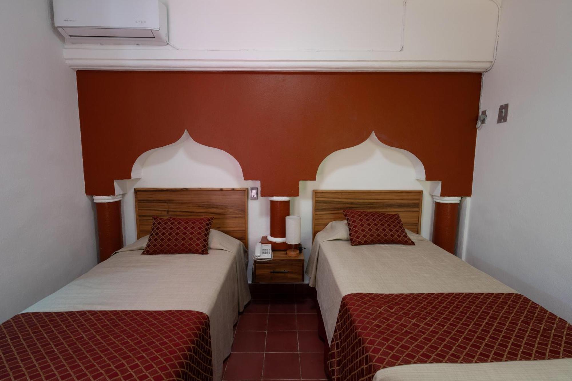 Hotel Encino Malecon Centro Пуэрто-Вальярта Номер фото